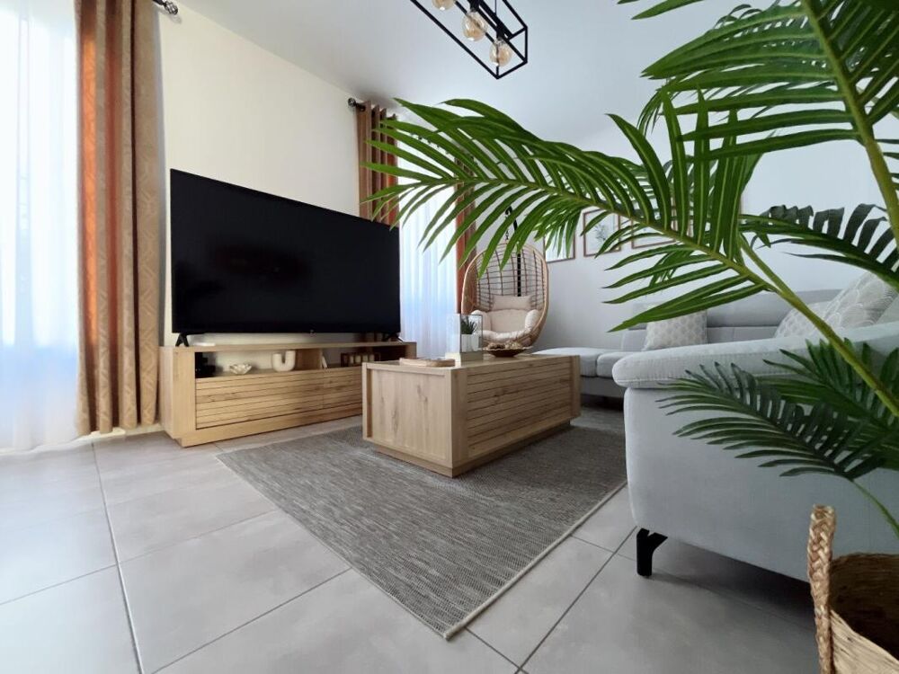 Magnifique appartement T3 de 77 m2 avec garage, situé au second et dernier étage sans ascenseur d'une petite copropriété aux fa
