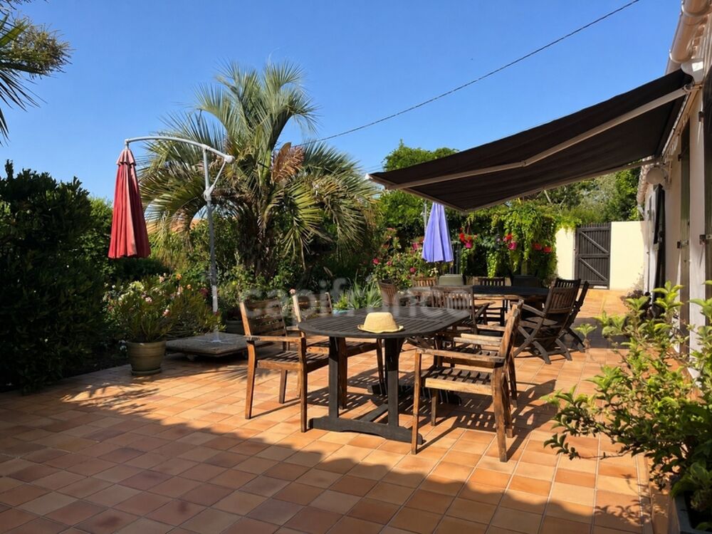 Propriété avec dépendances au coeur dun jardin paysager 230 m² habitables  À 10 min des plages des Sables-d'Olonne