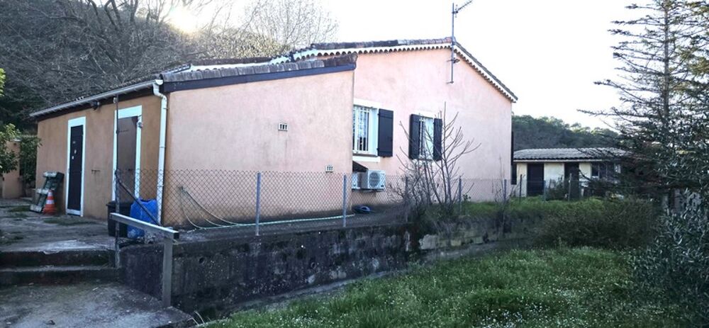 Villa T4 de 93 m2 avec annexes et piscine sur 2229 m2 de terrain