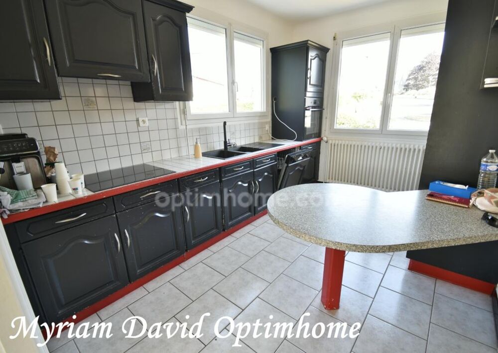 Maison familiale 171 m²  DPE C  5 chambres  Terrain paysagé de 2 400 m²  Rostrenen