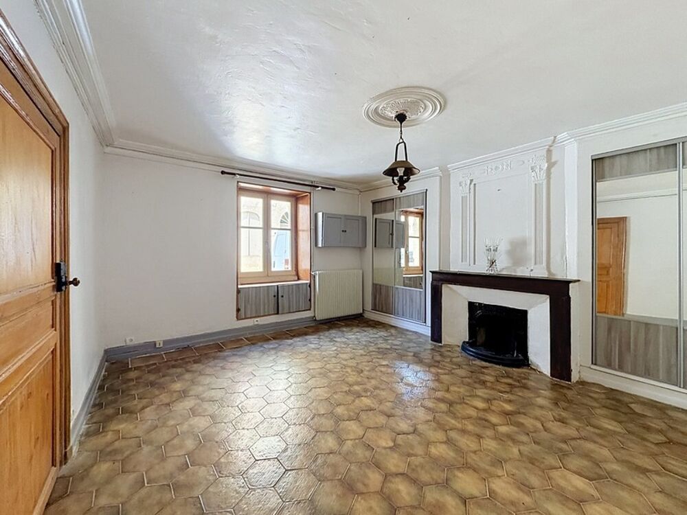 Maison de caractère avec éléments médiévaux  241 m²  6 chambres  Cour et terrasse  Centre historique