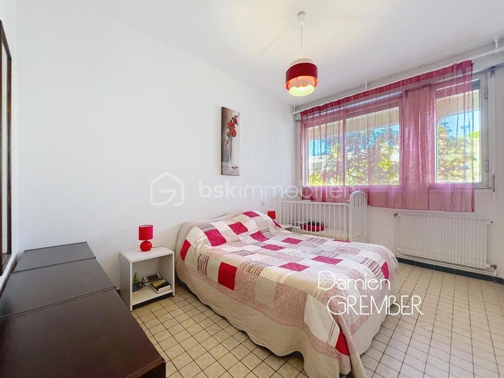 La Grande-Motte Centre  T4 traversant de 81 m² avec terrasse, cellier et piscine, plage à 200 m