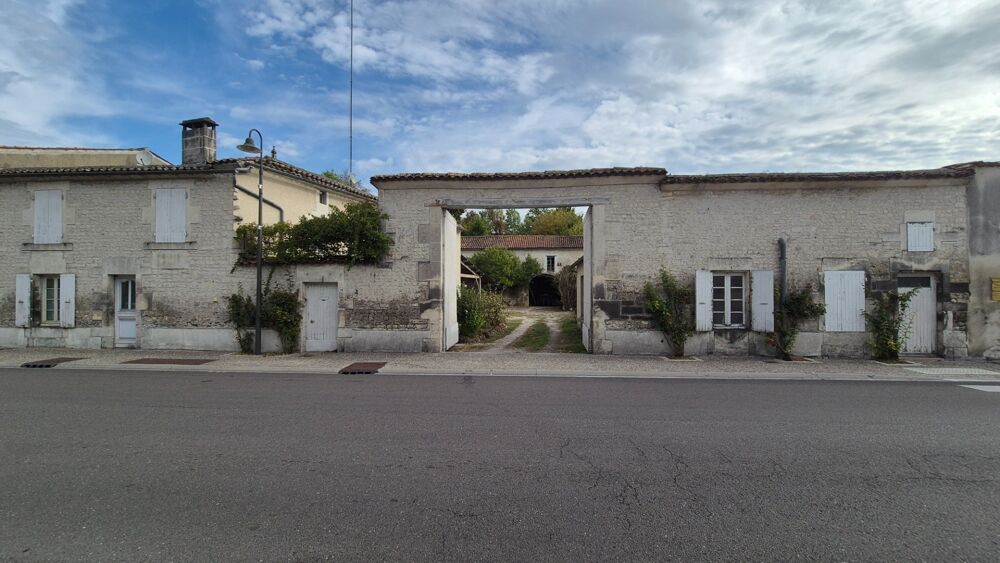 Vente Ferme Corps de Ferme à rénover de 500 m2, proche commerces, beaucoup de dépendances Saint fort sur le ne