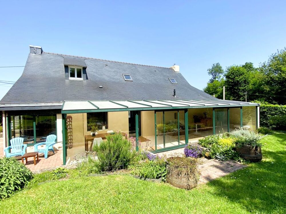 Propriété en pierre 208 m² dont 45 m² de véranda + grange 180 m²  Accessible PMR  7000 m²  20 min de Vannes!