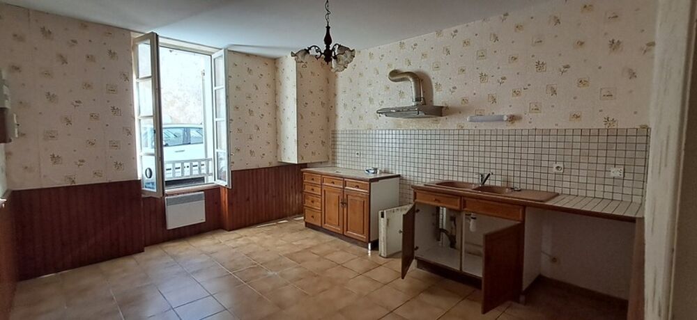 GONDRIN, MAISON EN PIERRE AVEC COUR COMPRENANT DEUX LOGEMENTS DE 5 ET 6 PIECES