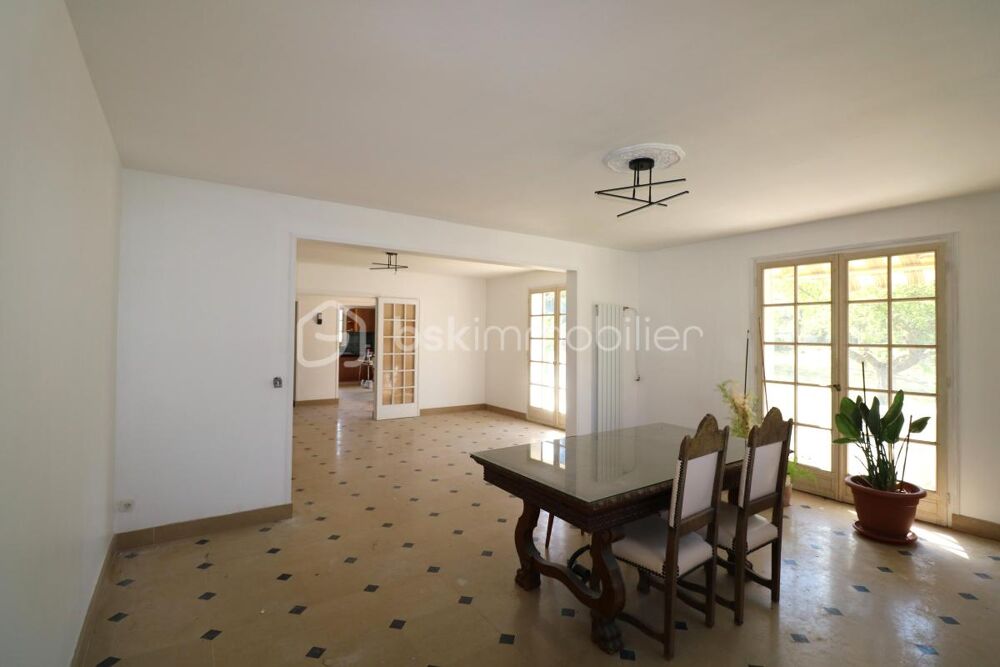 Propriété 10 pièces, 5 chambres, garage, chaufferie, cave et jardin