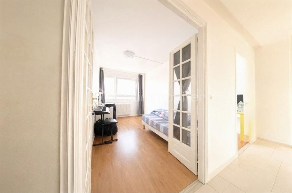 Paris - Au pied du métro - 5000 euros/m2 !