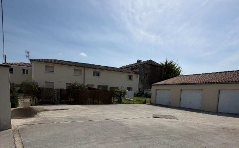Vente Maison La Couronne. Ensemble de 4 maisons indépendantes louées La couronne