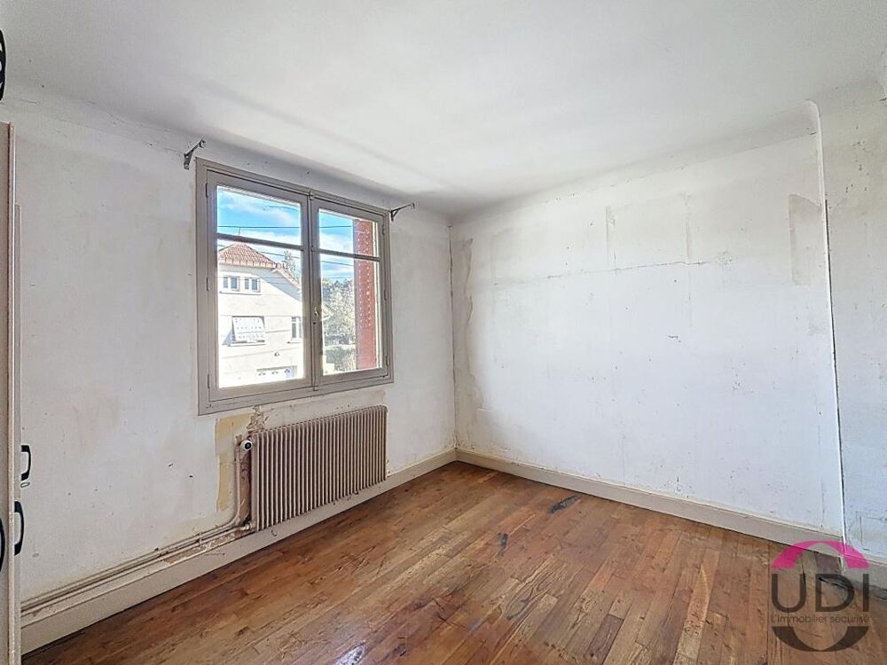 Desertines  Maison de 98 m² à rénover avec jardin, garage et cave