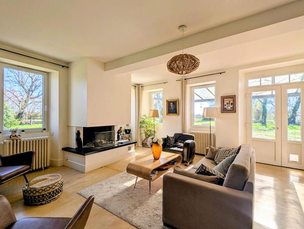 Demeure du 18ème de 289 m² avec piscine et dépendances sur terrain de 3 hectares