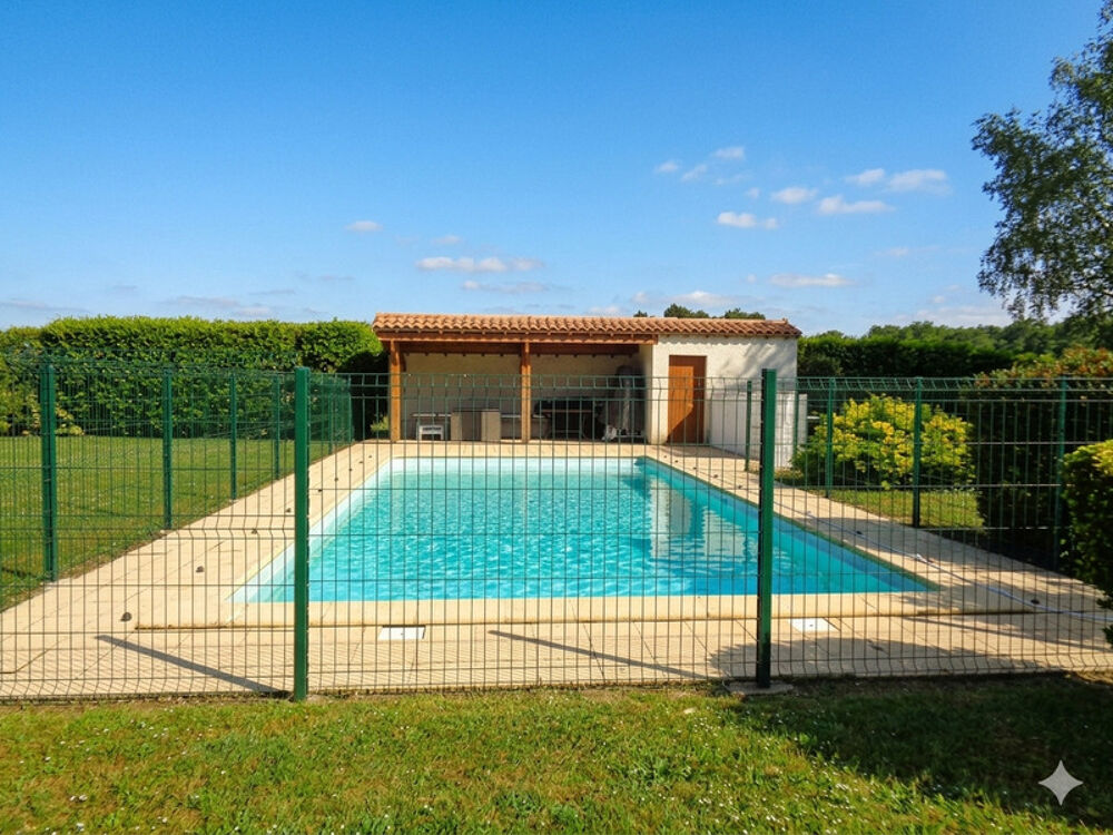 Maison à vendre FONTCOUVERTE (17) 12 pièces 218m2 (3 logements) parcelle de 4000m2