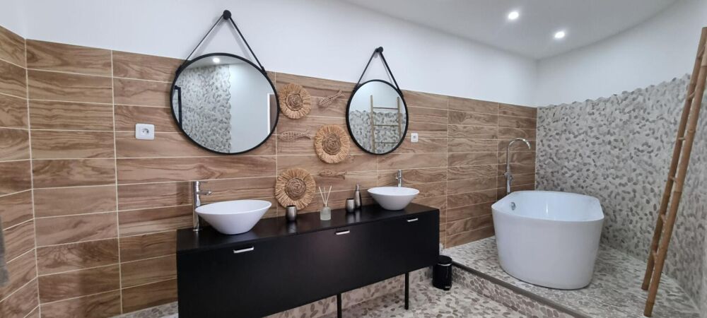 Vente Maison Villa d'Architecte de 800 m² - 16 pièces - 9 chambres - 1 appartement T3 - 1 piscine intérieure et 1 extérieure - parcelle 2500 Le temple