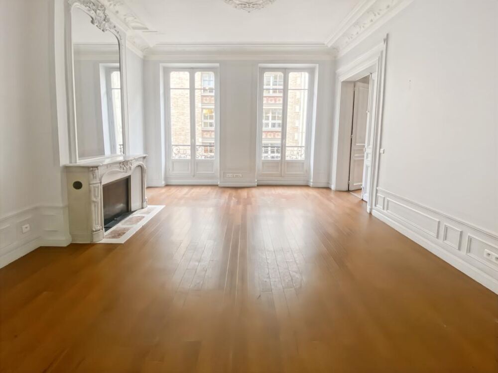   Bureaux avec belle hauteur sous plafond et balcon Paris 8