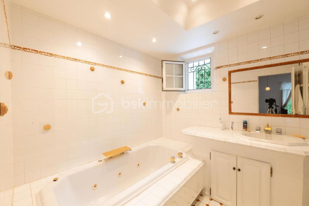� vendre  Maison Gatti�res (06510)