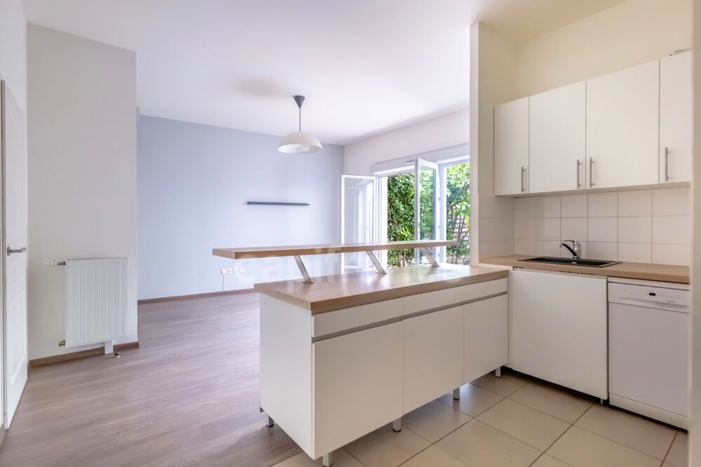 Vente Appartement Appartement à vendre 3 pièces PANTIN (93) à proximité du métro, en rez-de-jardin avec terrasse arborée au sein d'un immeuble con Pantin