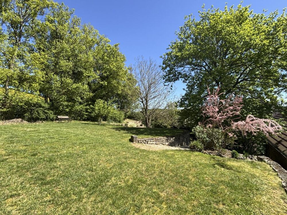 SEMUR EN AUXOIS 20min : maison de 144m², 5 chambres, grange, garage, cave, jardin. Prix 288 000€