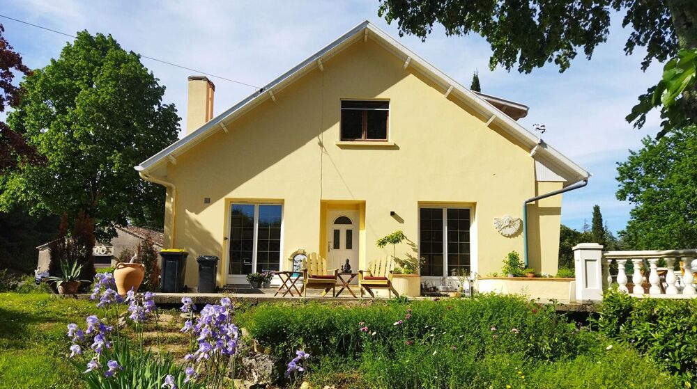 Spacieuse maison avec atelier, piscine et superbe potentiel sur un beau terrain