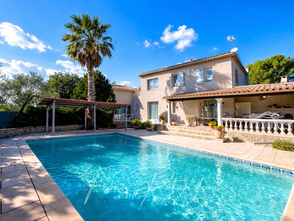 Villa avec piscine et dépendance sur terrain paysager