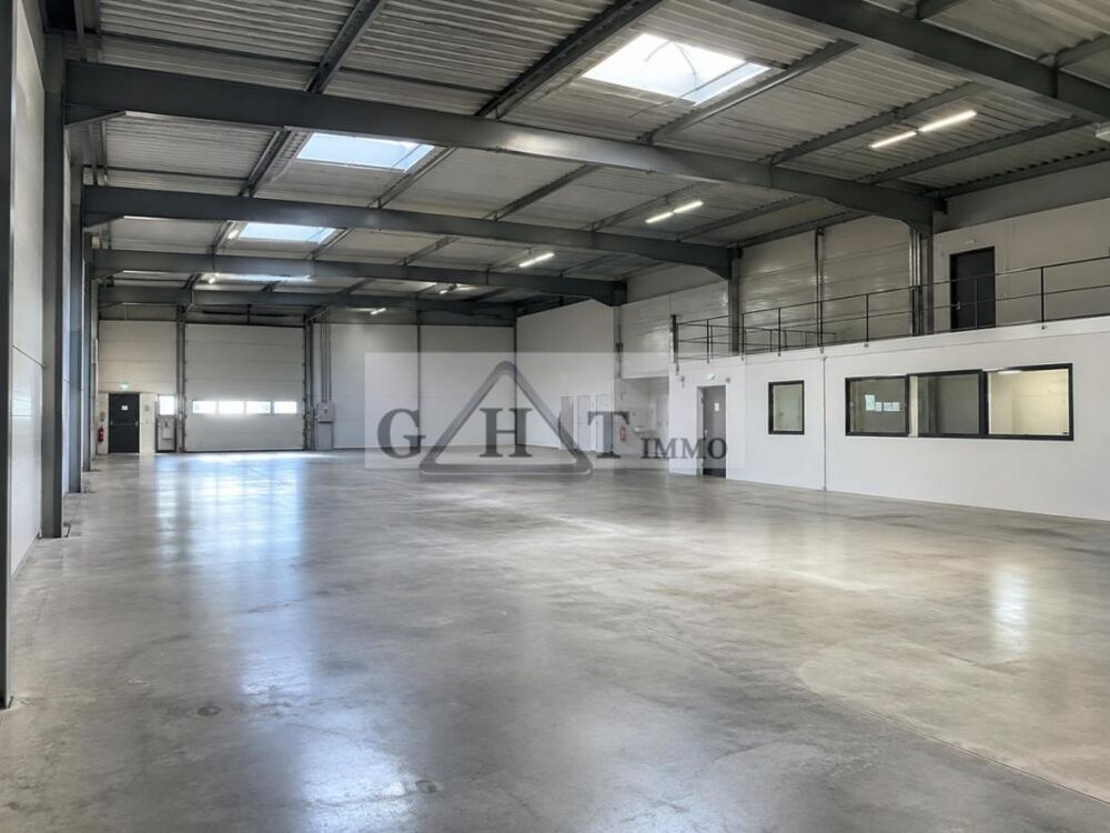   À LA LOCATION UN LOCAL DE 674m² - FRANCONVILLE 