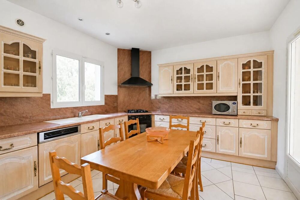 Vente Maison Maison de 11 pièces d'environ 235 m² à Nîmes avec piscine Nimes