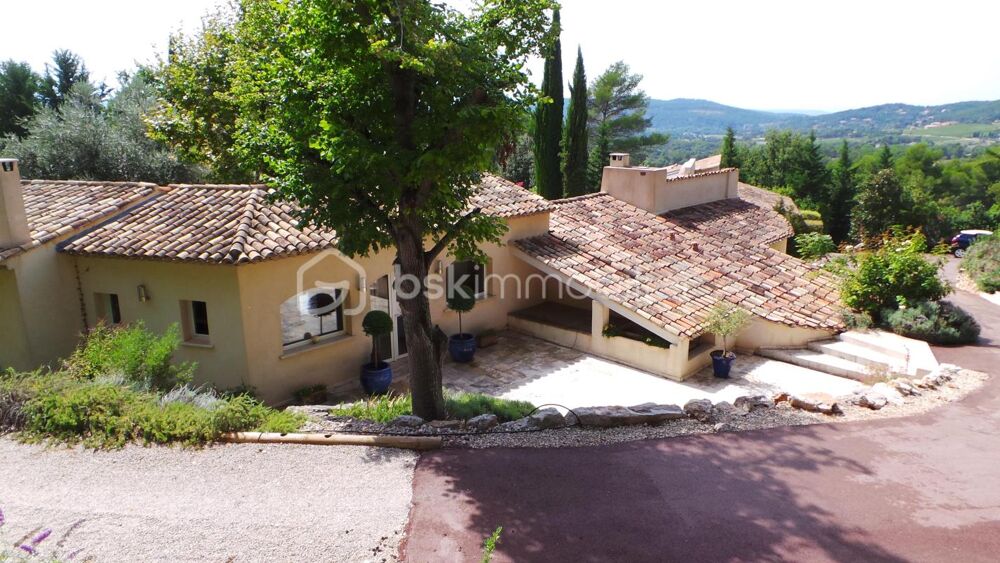 Un ensemble immobilier de 490 m² composé de 3 maisons avec 3 ha de forêt