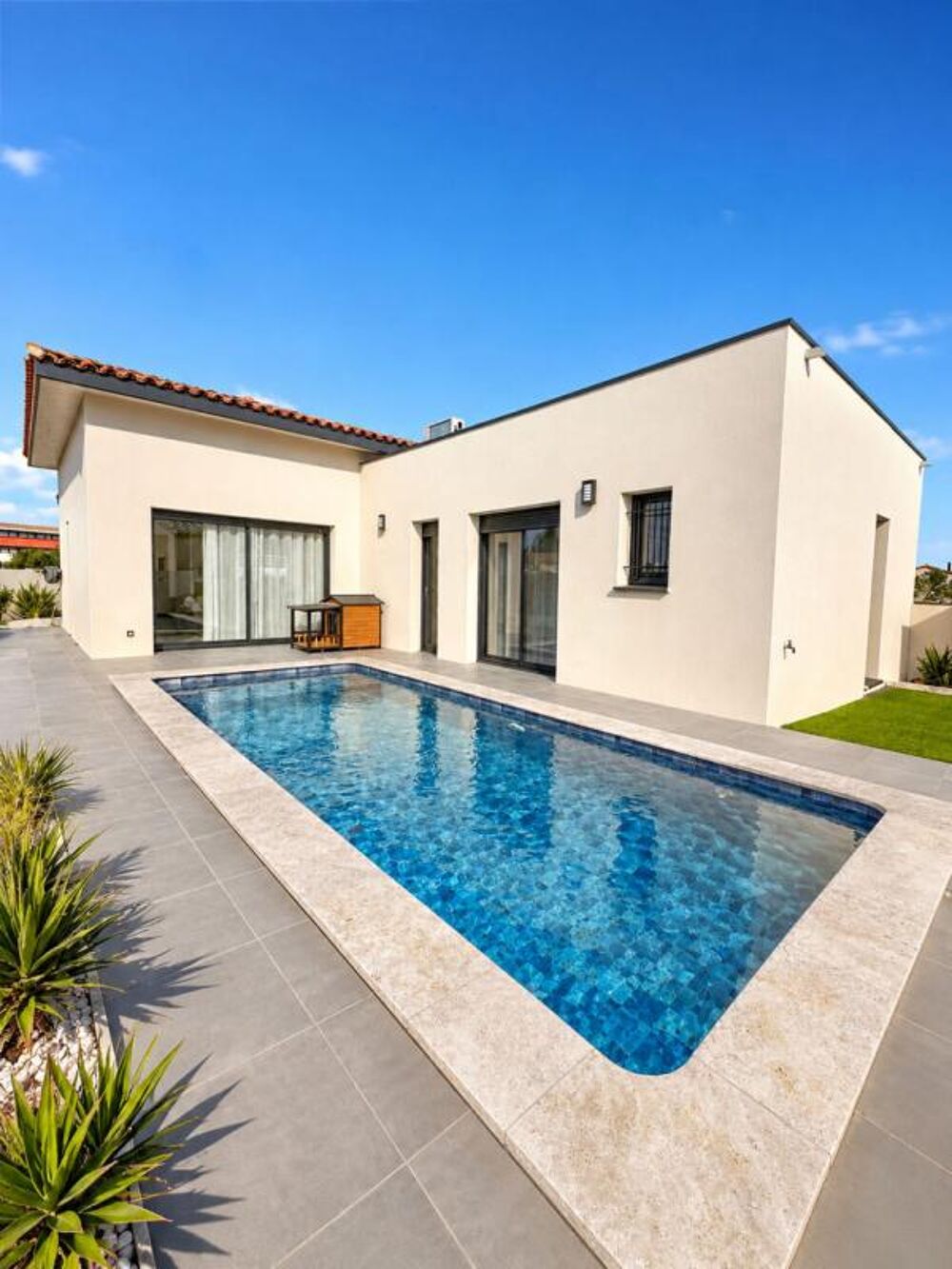 Maison 4 pièces 110 m2 contemporaine de plain-pied avec piscine
