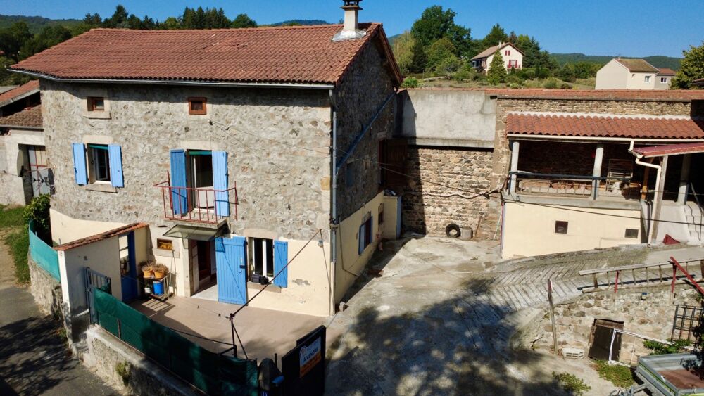 Un véritable petit fief en pierre, à labri des regards, offrant un cadre rare et un beau potentiel daménagement