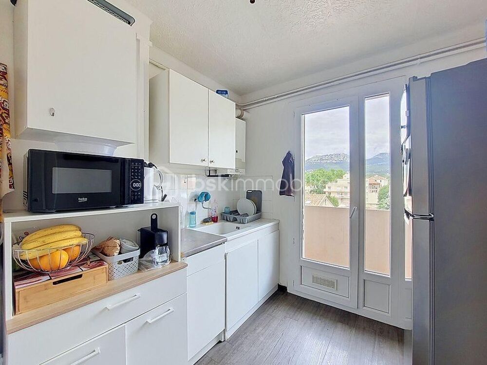 À vendre  Appartement 3 pièces avec balcons  Toulon secteur Saint Roch