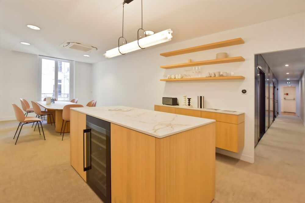   AVENUE GEORGE V - 404 m² avec balcon Paris 8
