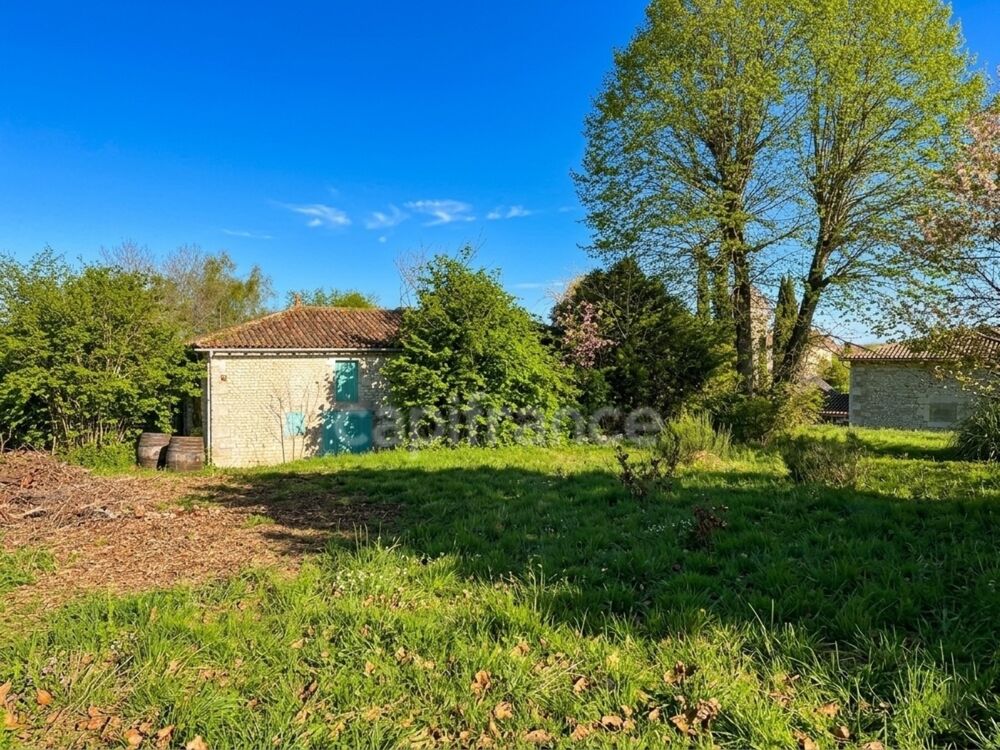 Certaines maisons séduisent par ce qu'elles sont, d'autres par tout ce qu'elles peuvent devenir - Vanzac (17)