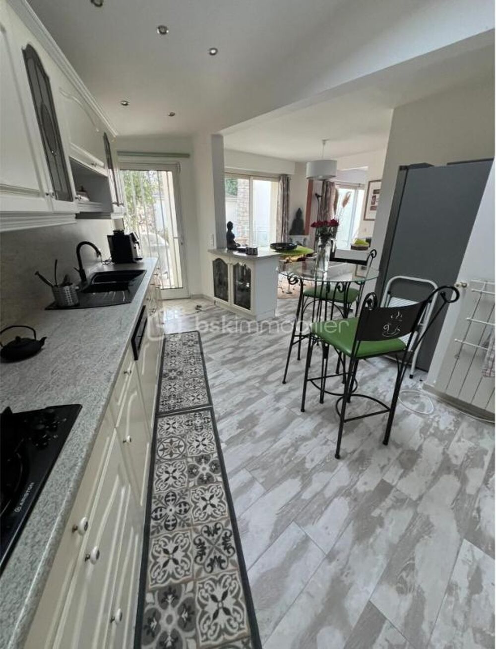 Maison contemporaine haut de gamme avec terrain constructible d'environ 1100 m²