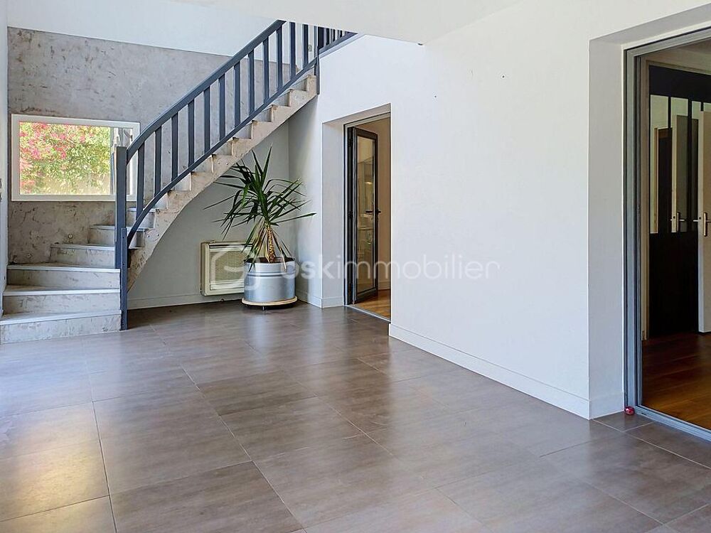 VILLA FAMILIALE DE 195 M²  PISCINE  DOUBLE GARAGE