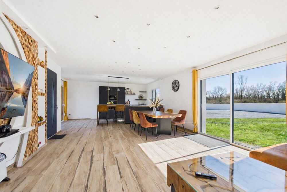 Maison neuve de plain-pied de 129 m 2 secteur Civray, 3 chambres , 1 studio , jardin