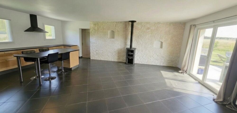 Vente Maison Plain-pied lumineux avec piscine dans secteur calme Randan