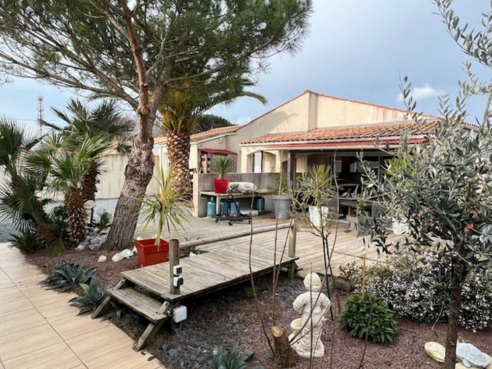 Vente Maison ILE D'OLERON (17), A Vendre demeure-piscine 186m² plain-pied sur terrain 862m², 9 pièces dont 4 chambres et 1 garage Saint georges d oleron