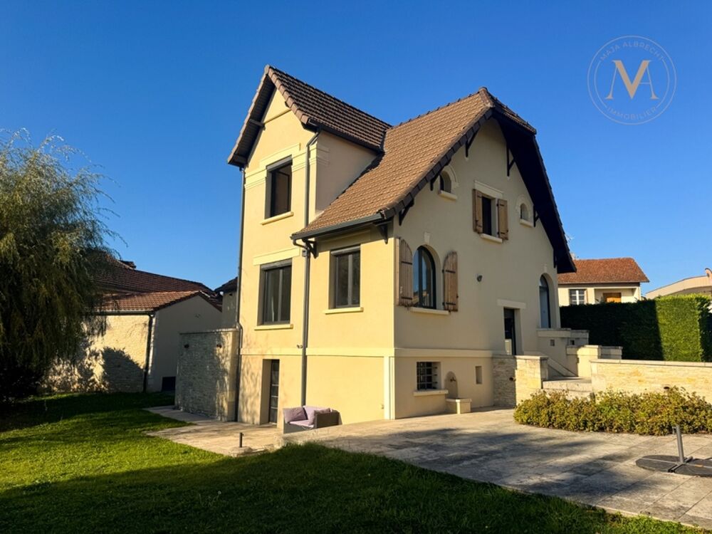 Maison de ville haut de gamme avec piscine, rénovée, proche du centre ville de PRAYSSAC (46)
