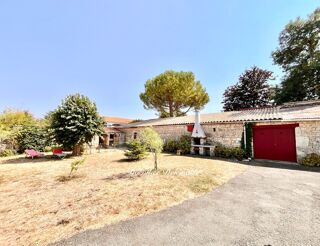 Vente Maison Maison à vendre 9 pièces SAINTE SOULLE (17) Ensemble immobilier rare : deux maisons, grandes dépendances et deux accès Sainte soulle