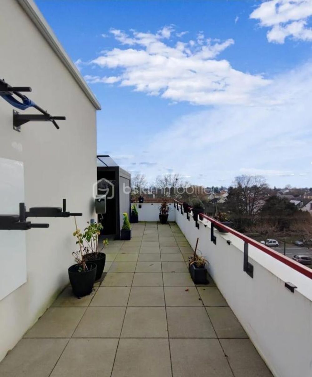 Coup de coeur : Magnifique F5 à Montfermeil avec une terrasse de 45 m² et 1 place de parking. Proche des commerces, transports et