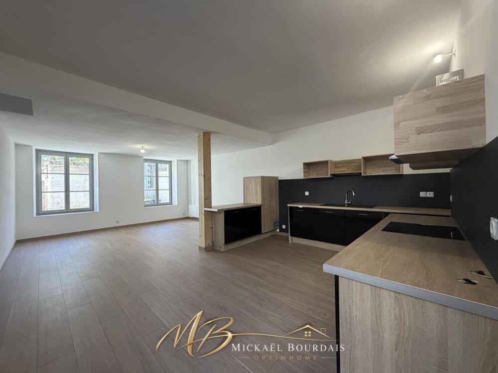 Appartement T4 entièrement rénové  3 chambres  double accès  Le Lude centre
