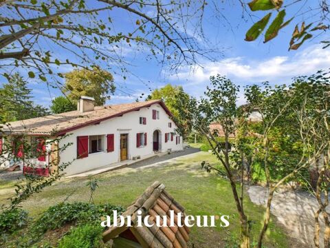   Propri�t� de caract�re � plus de 200 m� habitables � Terrain de 7 600 m� avec piscine � Tilh Maison - 8 pi�ce(s) - 235 m�