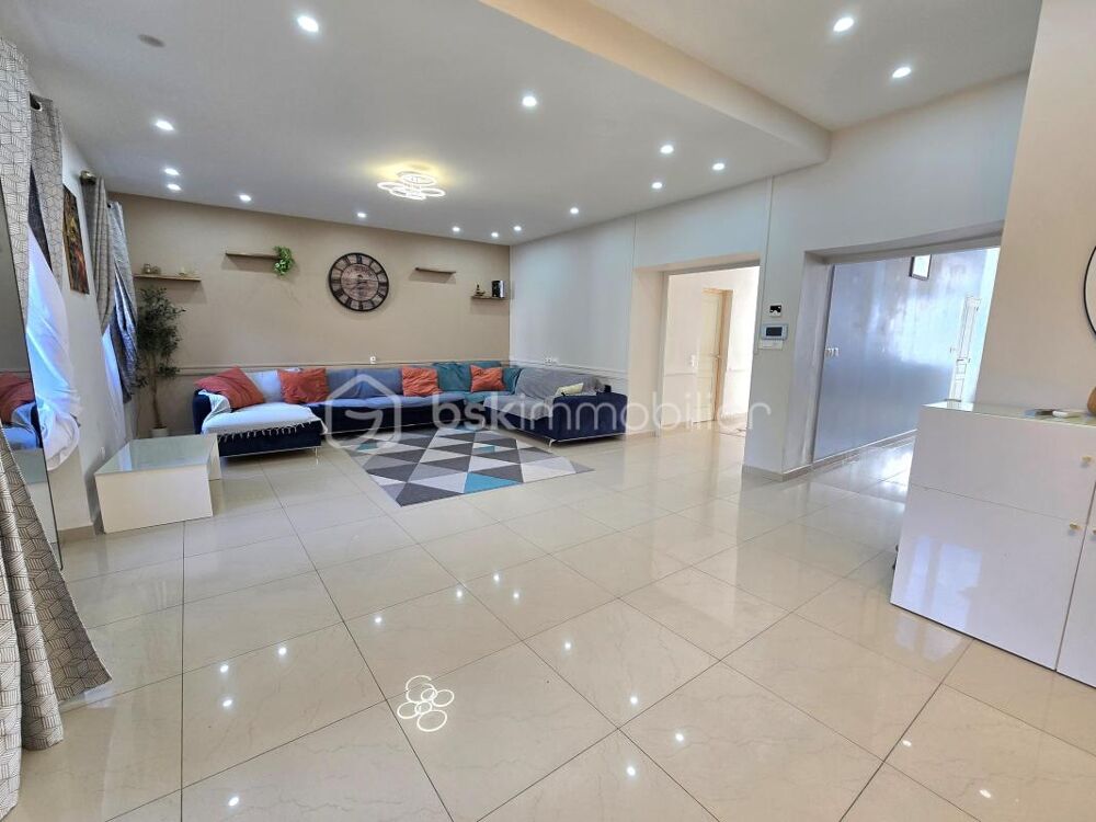 Maison de 232 m² avec dépendances, jardin clos et volumes rares  Randan (63)