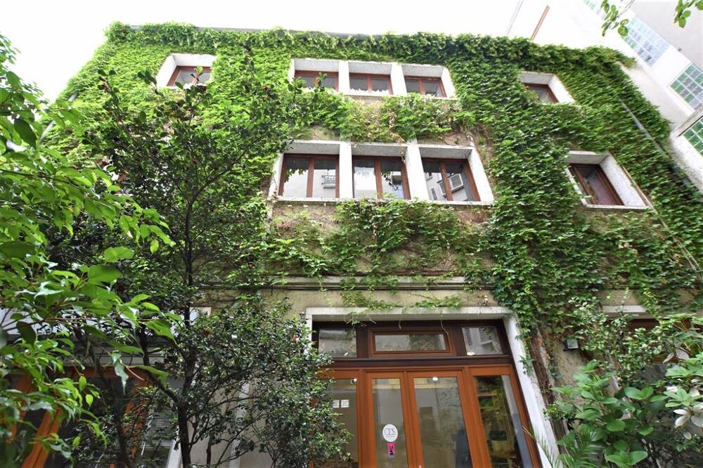   Locaux atypiques avec très belle hauteur sous plafond 