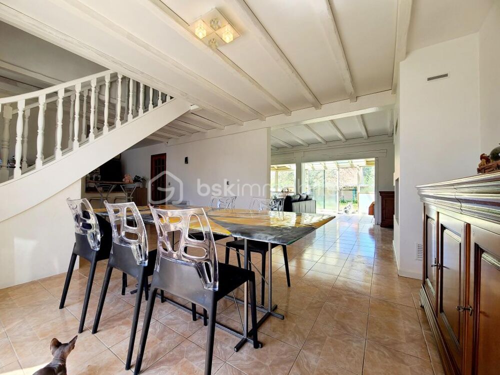 Sur LA commune de Rozay-en-Brie, venez découvrir cette superbe maison CLIMATISEE de type F6 denviron 184 m², offrant de beaux v