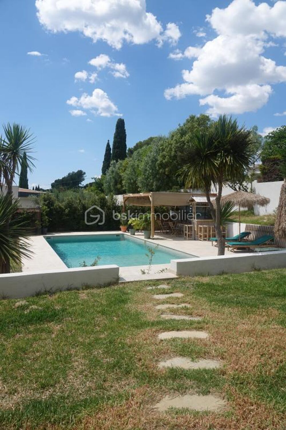 MAISON INDIVIDUELLE DE 220m2 AVEC 2 APPARTEMENTS - PISCINE - GARAGE - JARDIN ARBORE