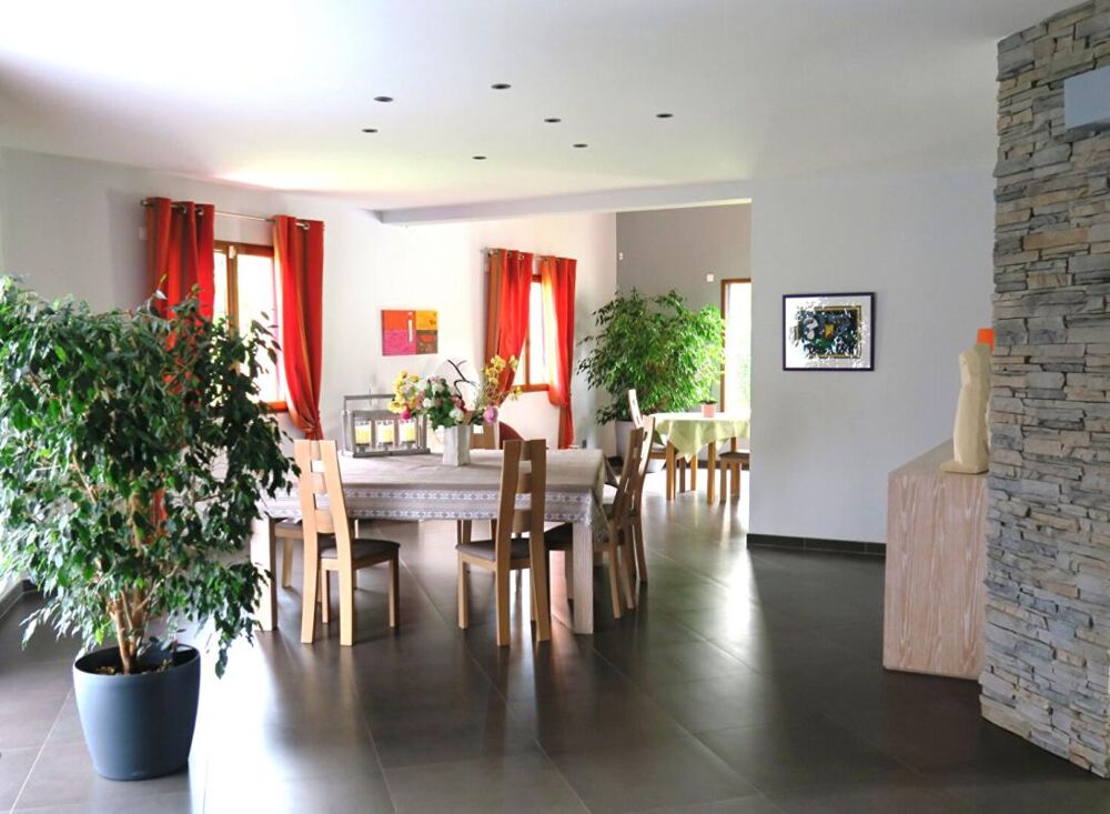 Demeure de prestige de 349m2 avec piscine et grand jardin
