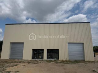   Ensemble immobilier composé de trois bâtiments commerciaux indépendants Montpon menesterol