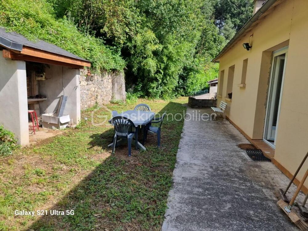 Superbe maison de 167m² sur 2 niveaux à finir de rénover!! Un terrain de 2825m² et une source.. Une grange attenante