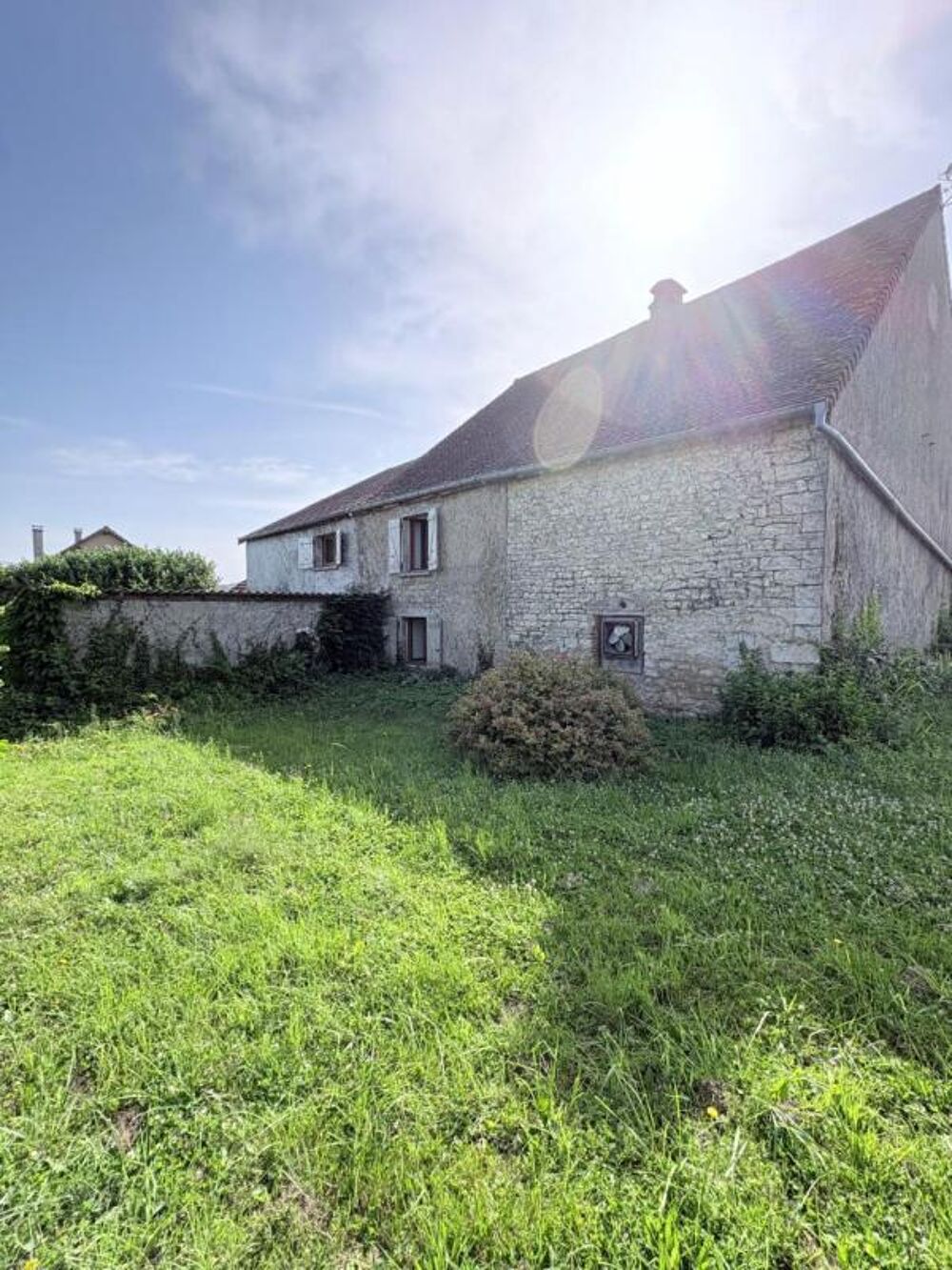 Ancien corps de ferme à fort potentiel avec dépendances