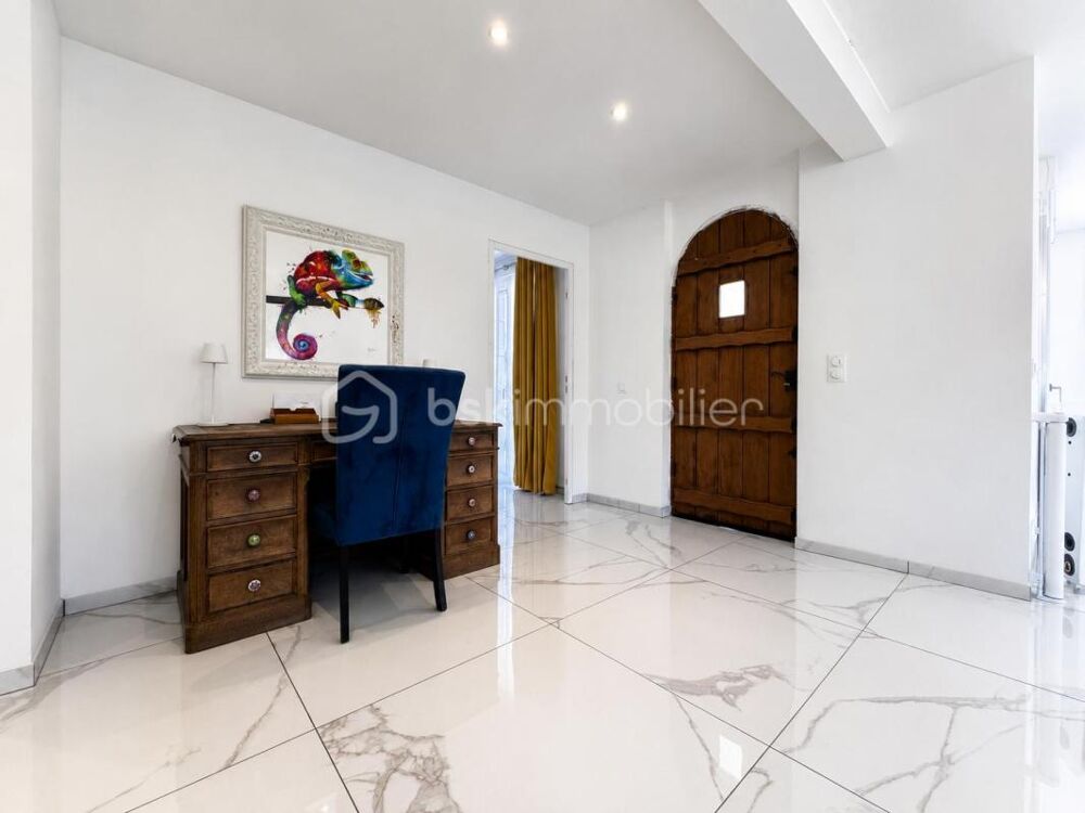 Maison familiale de 150m2 environ avec piscine, vie de plain-pied et terrain de 1 169 m²