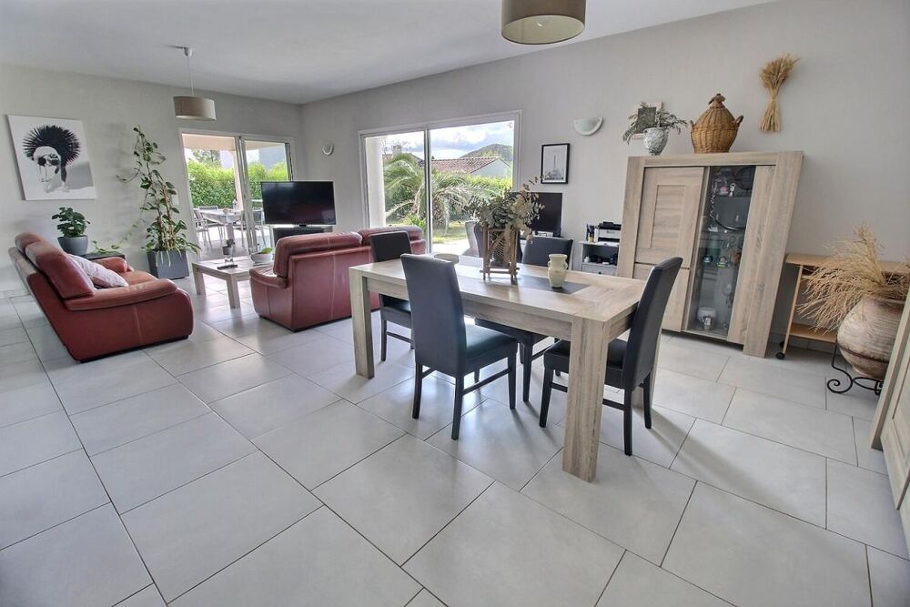 Villa plain pied avec piscine et double garage dans un quartier calme !